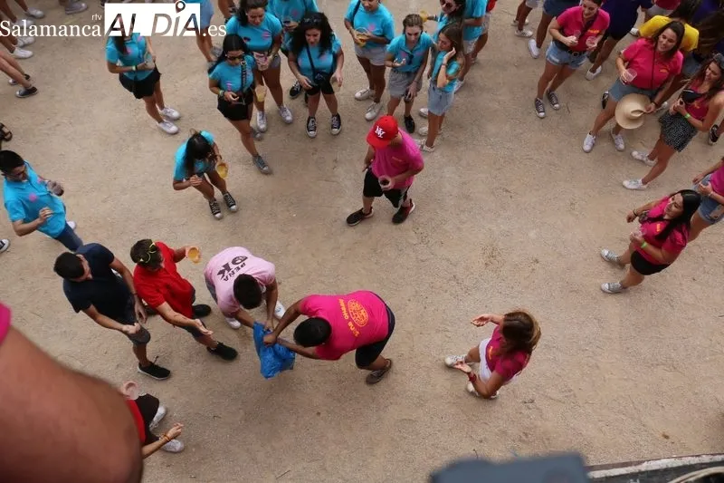 Las peñas llenan de color y alegría la Plaza de Villavieja de Yeltes durante el chupinazo de fiestas / CORRAL
