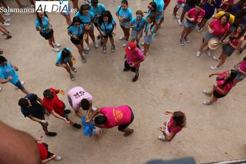 Las peñas llenan de color y alegría la Plaza de Villavieja de Yeltes durante el chupinazo de fiestas / CORRAL