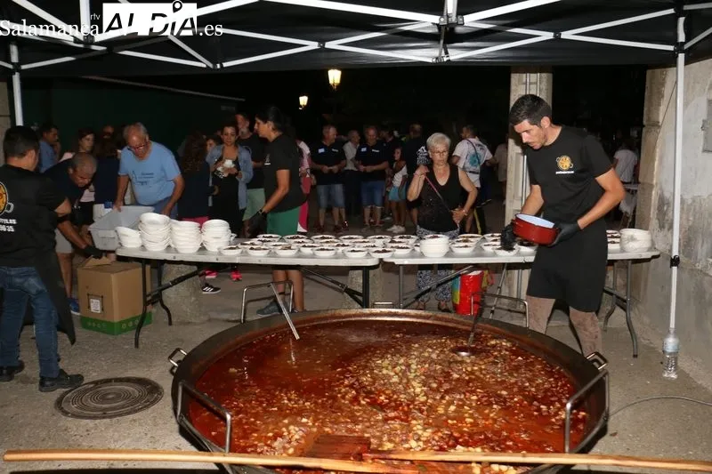Cerca de 600 raciones de caldereta para coger fuerzas ante lo que llega el fin de semana / CORRAL 