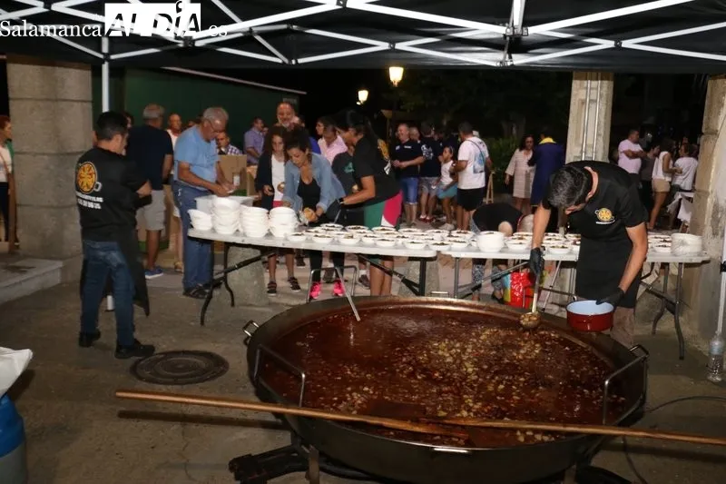 Cerca de 600 raciones de caldereta para coger fuerzas ante lo que llega el fin de semana / CORRAL 