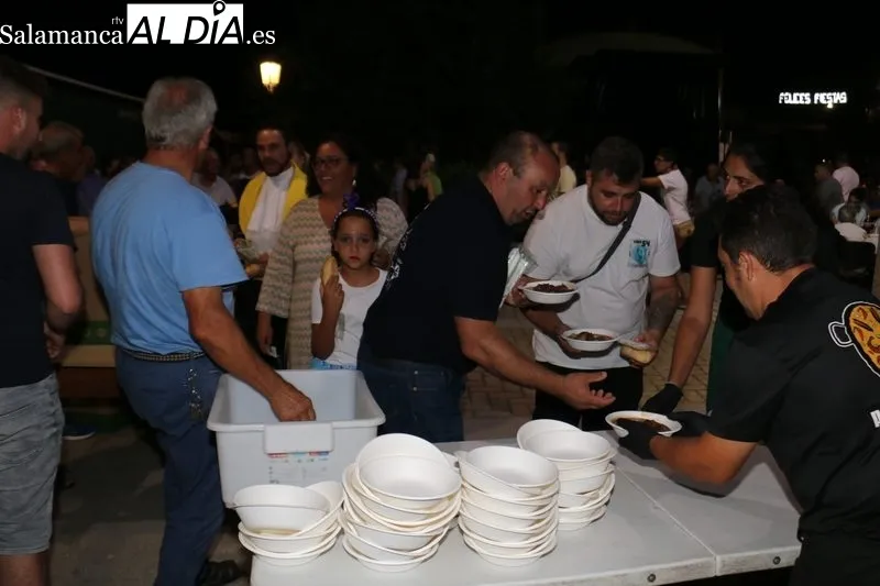 Cerca de 600 raciones de caldereta para coger fuerzas ante lo que llega el fin de semana / CORRAL 
