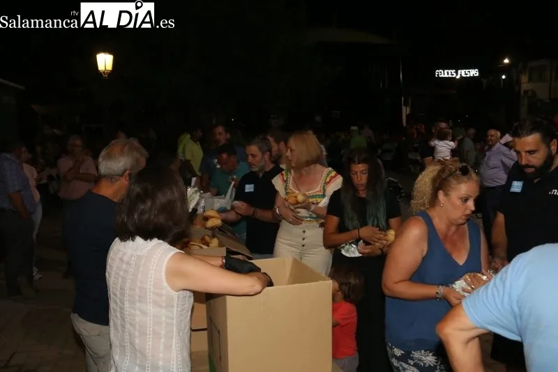 Cerca de 600 raciones de caldereta para coger fuerzas ante lo que llega el fin de semana / CORRAL 