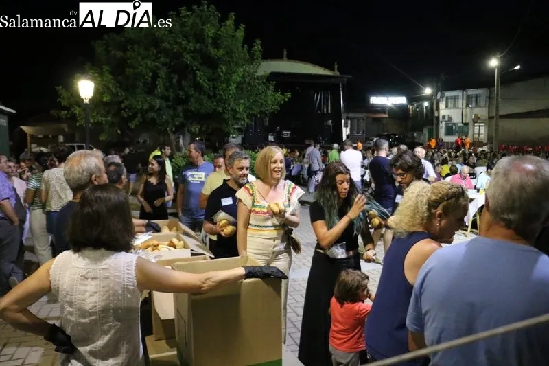 Cerca de 600 raciones de caldereta para coger fuerzas ante lo que llega el fin de semana / CORRAL 
