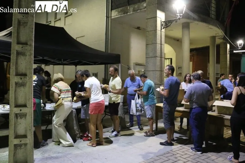 Cerca de 600 raciones de caldereta para coger fuerzas ante lo que llega el fin de semana / CORRAL 