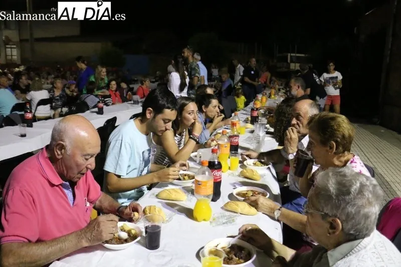 Cerca de 600 raciones de caldereta para coger fuerzas ante lo que llega el fin de semana / CORRAL 