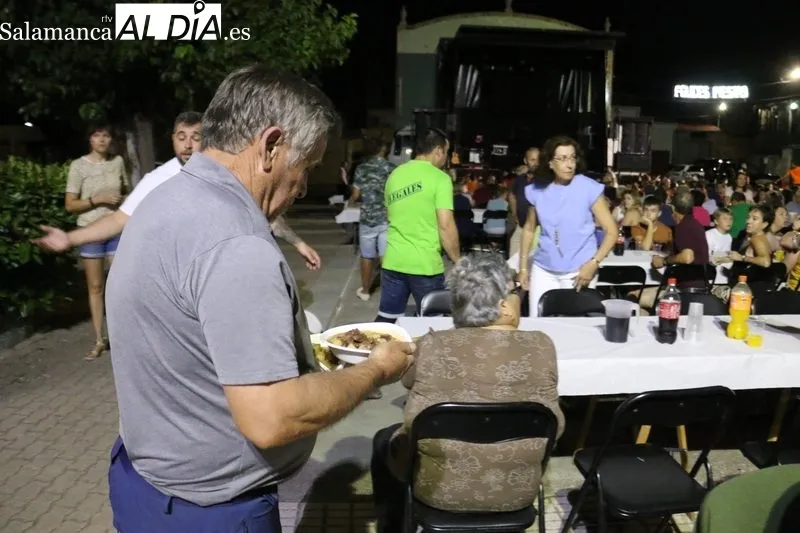 Cerca de 600 raciones de caldereta para coger fuerzas ante lo que llega el fin de semana / CORRAL 