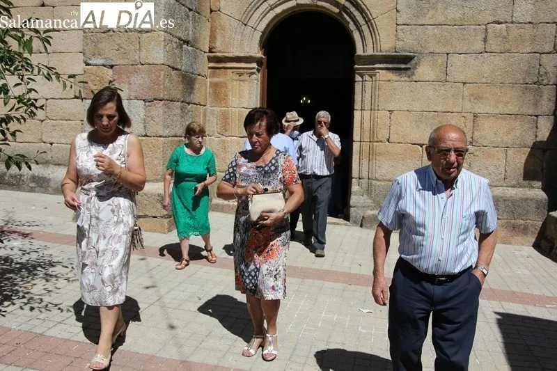 Los vecinos de Masueco no faltaron a la cita con San Bernardo, tampoco al convite ofrecido por el Ayuntamiento / MARIBEL SÁNCHEZ