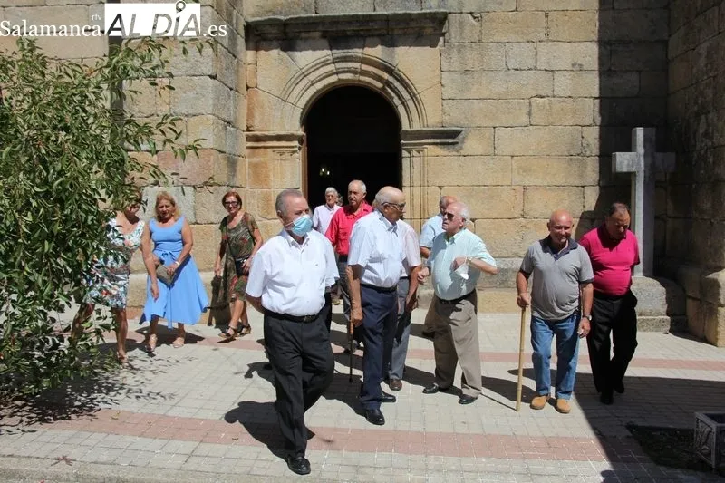 Los vecinos de Masueco no faltaron a la cita con San Bernardo, tampoco al convite ofrecido por el Ayuntamiento / MARIBEL SÁNCHEZ