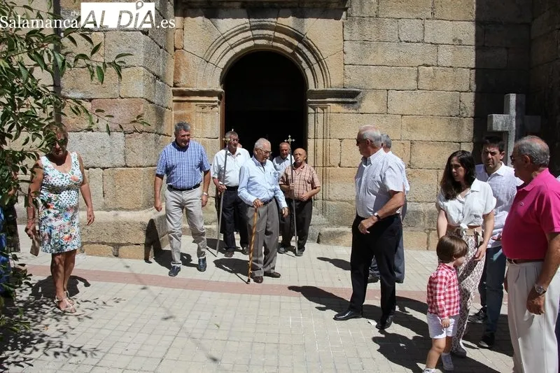 Los vecinos de Masueco no faltaron a la cita con San Bernardo, tampoco al convite ofrecido por el Ayuntamiento / MARIBEL SÁNCHEZ