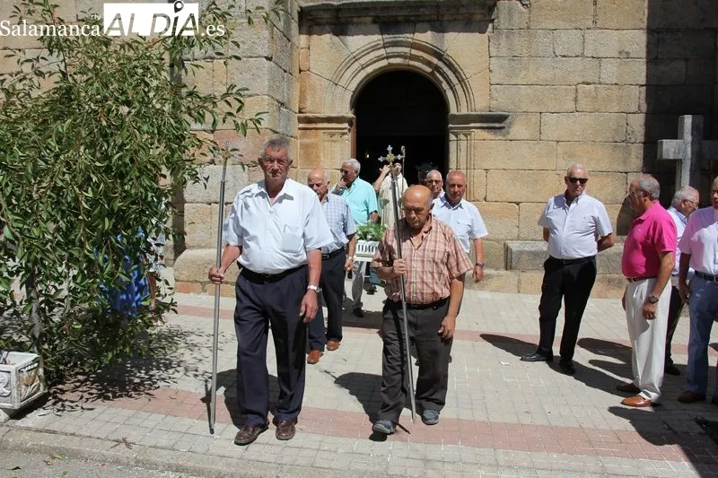 Los vecinos de Masueco no faltaron a la cita con San Bernardo, tampoco al convite ofrecido por el Ayuntamiento / MARIBEL SÁNCHEZ
