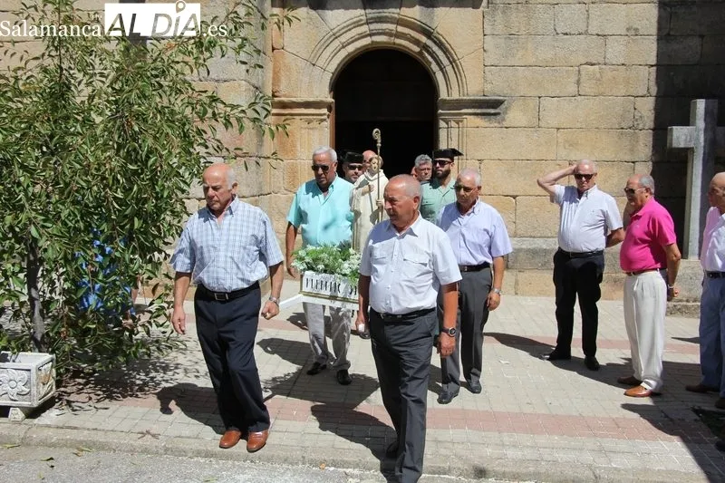 Los vecinos de Masueco no faltaron a la cita con San Bernardo, tampoco al convite ofrecido por el Ayuntamiento / MARIBEL SÁNCHEZ