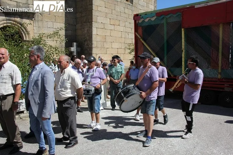 Los vecinos de Masueco no faltaron a la cita con San Bernardo, tampoco al convite ofrecido por el Ayuntamiento / MARIBEL SÁNCHEZ