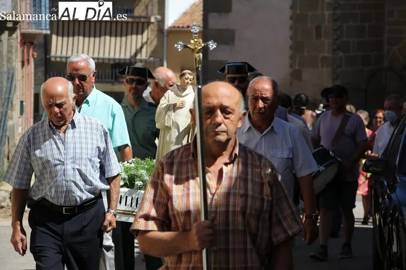 Los vecinos de Masueco no faltaron a la cita con San Bernardo, tampoco al convite ofrecido por el Ayuntamiento / MARIBEL SÁNCHEZ