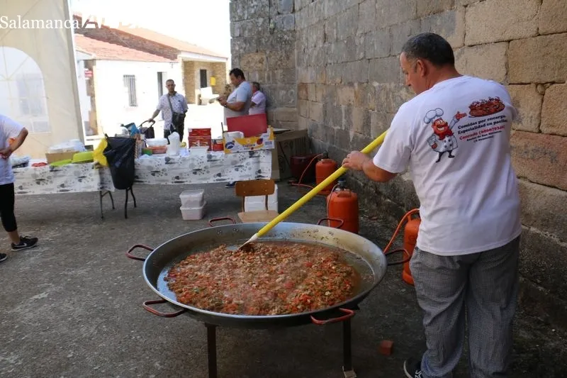 Tras la misa tenía lugar la procesión de Santa Águeda y después una paella hecha arte / CORRAL