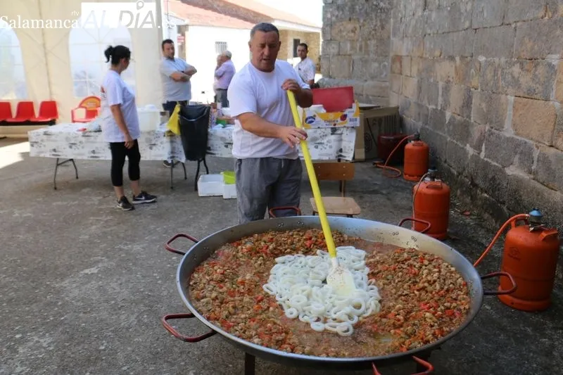 Tras la misa tenía lugar la procesión de Santa Águeda y después una paella hecha arte / CORRAL