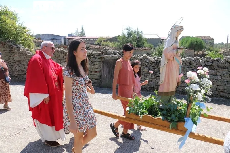 Tras la misa tenía lugar la procesión de Santa Águeda y después una paella hecha arte / CORRAL