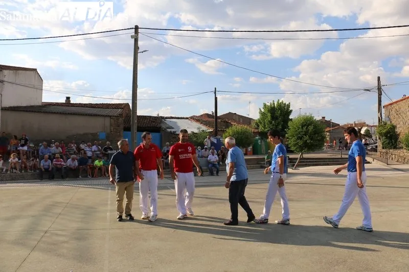 Emocionante partido de pelota a mano en Encinasola de los Comendadores / CORRAL