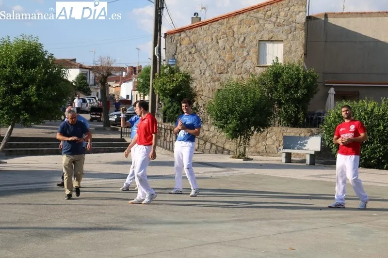 Emocionante partido de pelota a mano en Encinasola de los Comendadores / CORRAL
