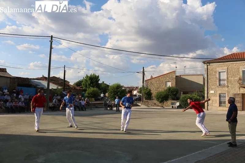Emocionante partido de pelota a mano en Encinasola de los Comendadores / CORRAL