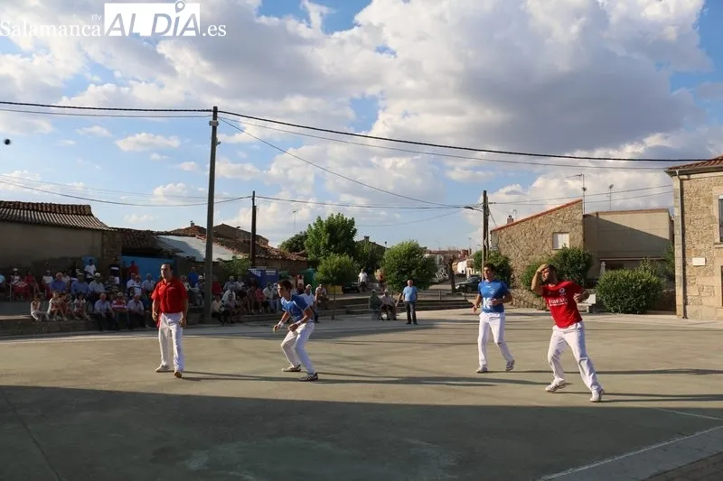 Emocionante partido de pelota a mano en Encinasola de los Comendadores / CORRAL