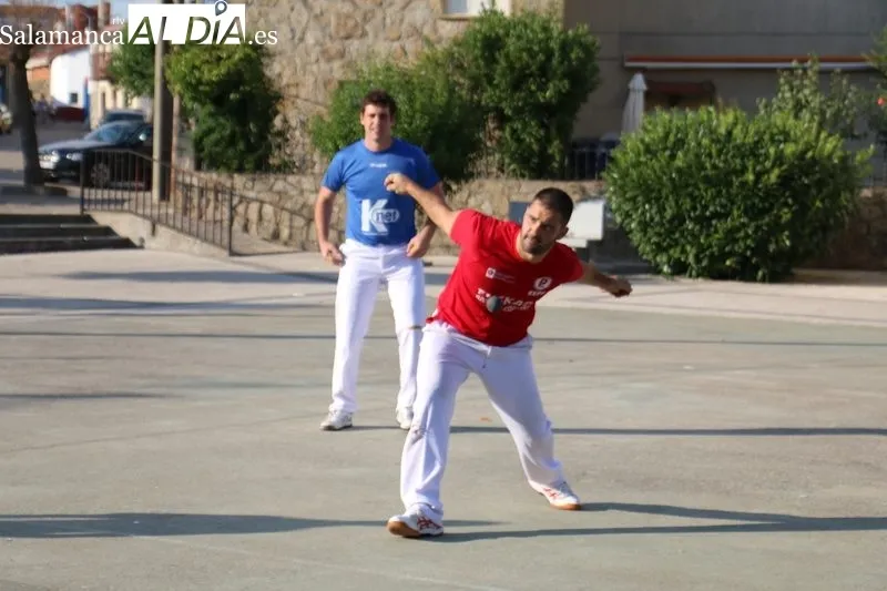 Emocionante partido de pelota a mano en Encinasola de los Comendadores / CORRAL