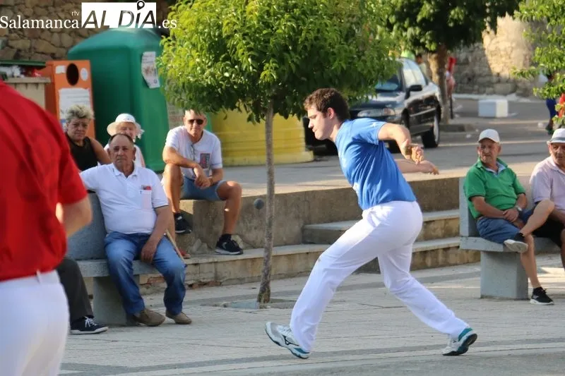 Emocionante partido de pelota a mano en Encinasola de los Comendadores / CORRAL