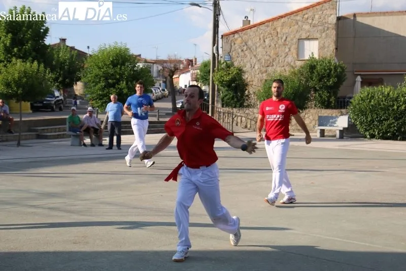 Emocionante partido de pelota a mano en Encinasola de los Comendadores / CORRAL