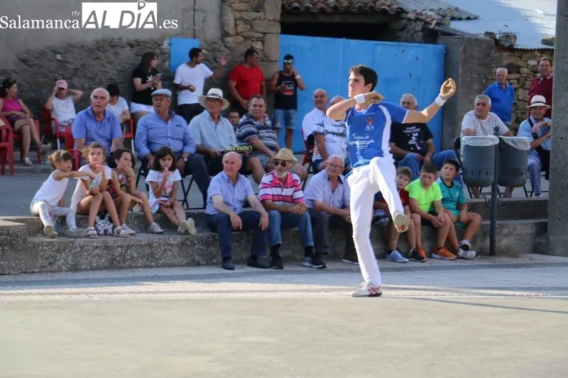 Emocionante partido de pelota a mano en Encinasola de los Comendadores / CORRAL