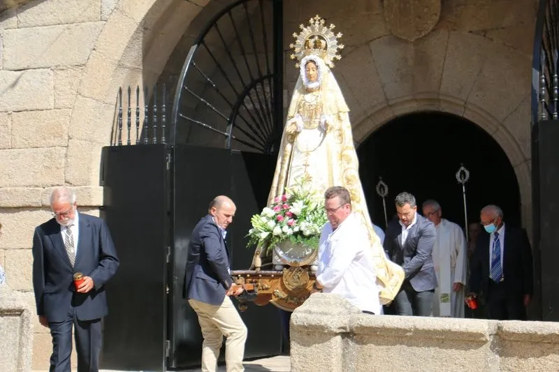 Procesión de la Virgen de Caballeros y primer encierro tradicional en Villavieja de Yeltes / CORRAL