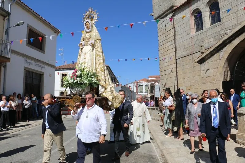 Procesión de la Virgen de Caballeros y primer encierro tradicional en Villavieja de Yeltes / CORRAL