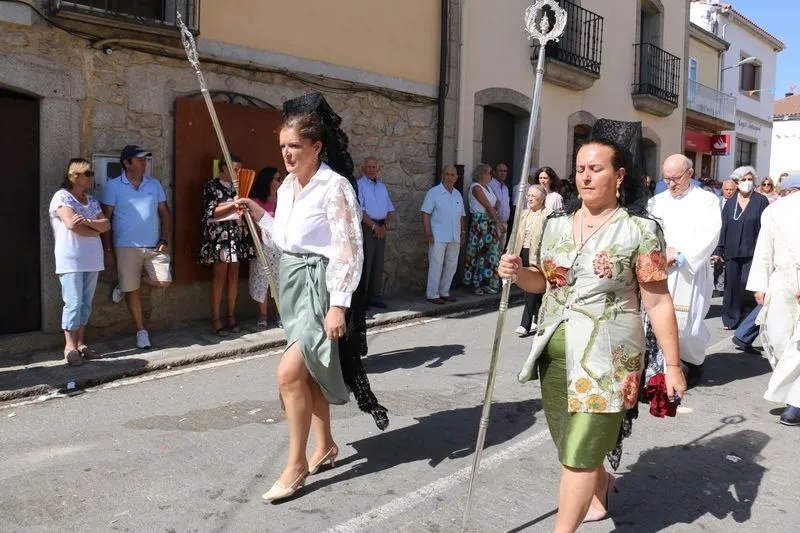 Procesión de la Virgen de Caballeros y primer encierro tradicional en Villavieja de Yeltes / CORRAL