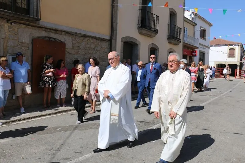 Procesión de la Virgen de Caballeros y primer encierro tradicional en Villavieja de Yeltes / CORRAL