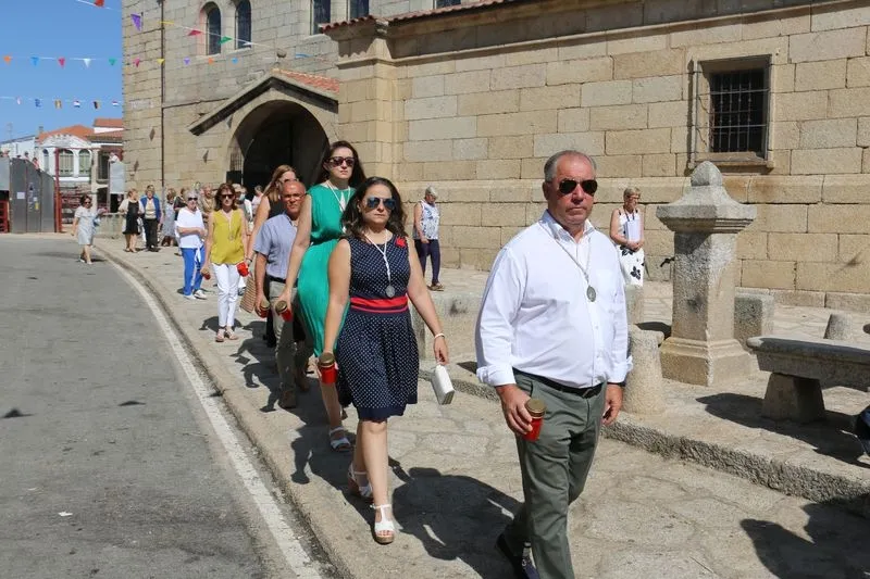 Procesión de la Virgen de Caballeros y primer encierro tradicional en Villavieja de Yeltes / CORRAL