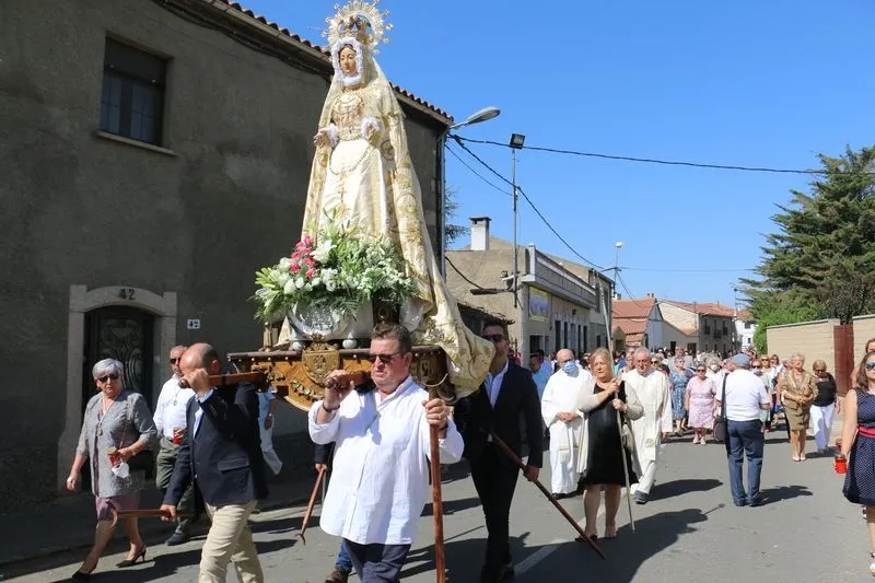 Procesión de la Virgen de Caballeros y primer encierro tradicional en Villavieja de Yeltes / CORRAL