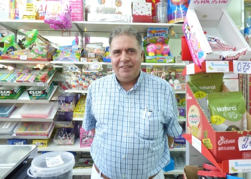 José María, posando en el mostrador de su kiosko en Garrido.