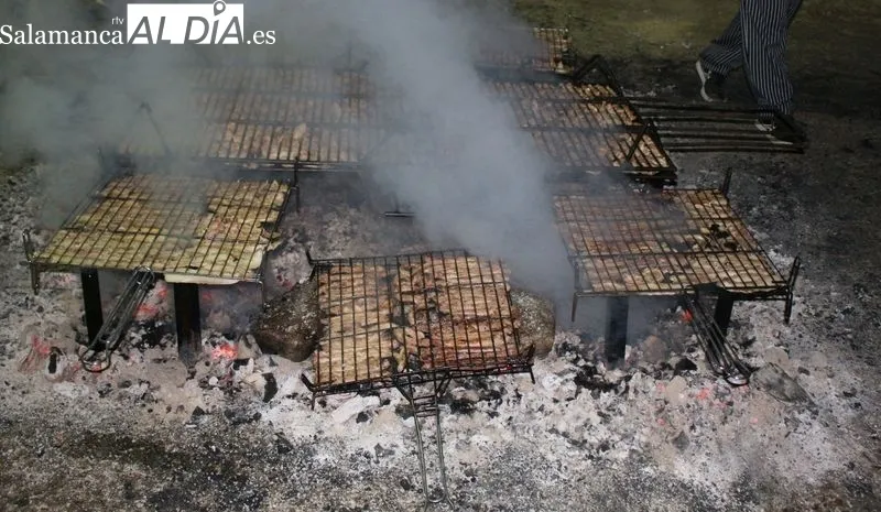 En Ahigal de Villarino iniciaban sus fiestas con una parrillada