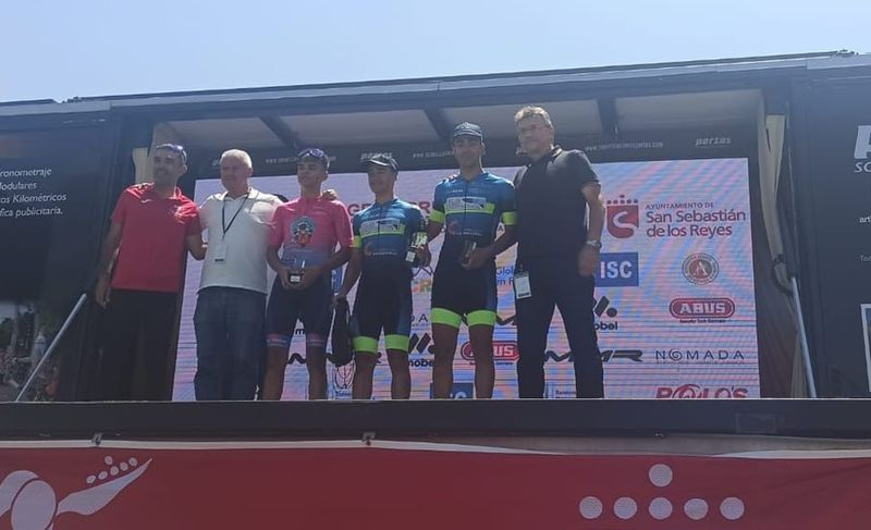 Paso triunfal de la Escuela de Ciclismo de Salamanca por el circuito del Jarama