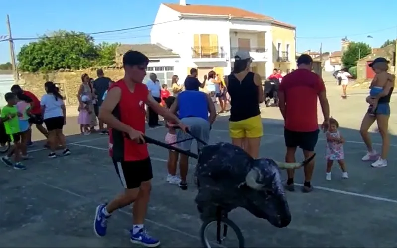 Paella y carretones en las fiestas de verano de Cerezal de Peñahorcada