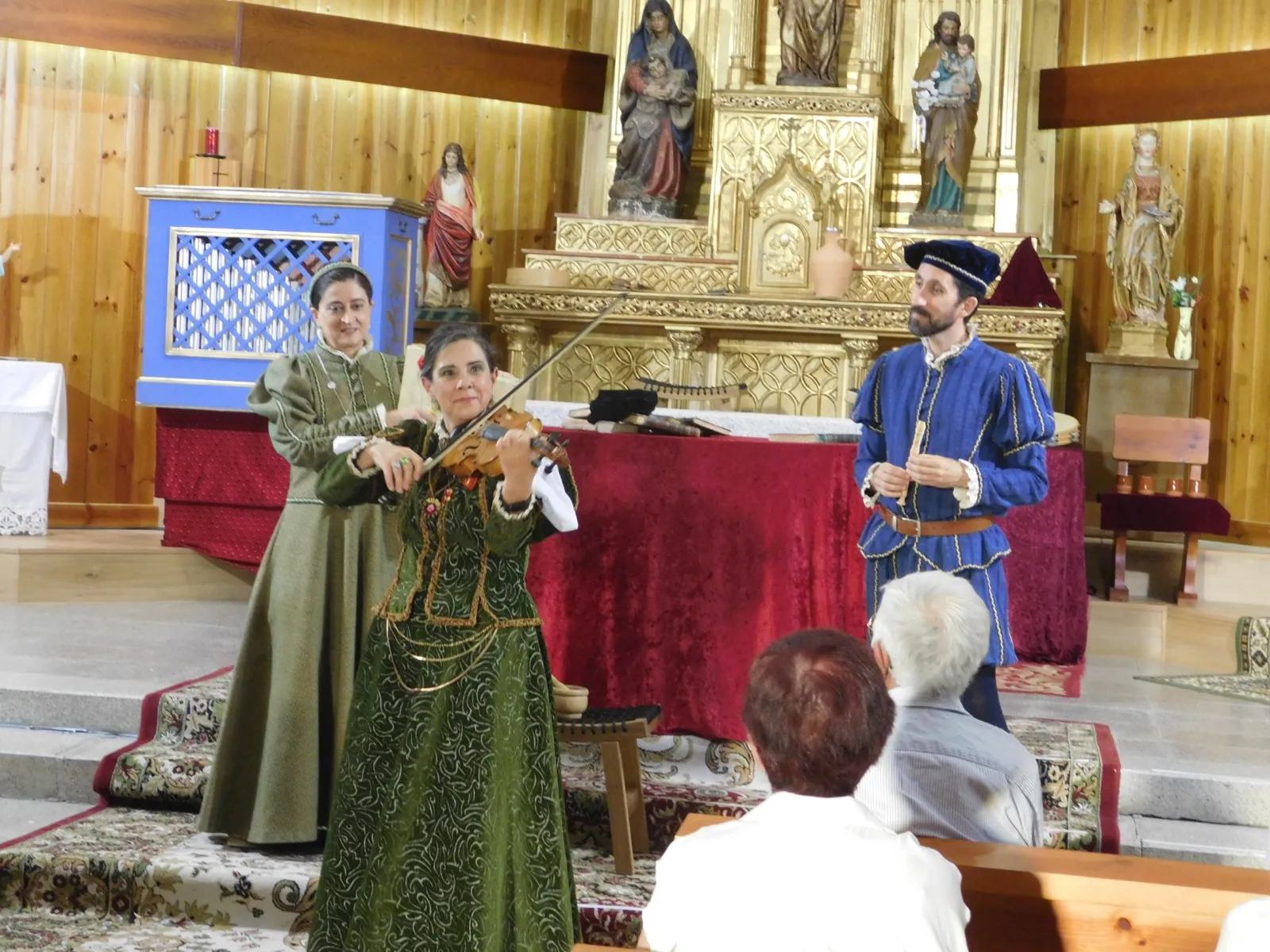 Poveda de las Cintas disfrutaba con la obra teatral 'Buscando a Nebrija'