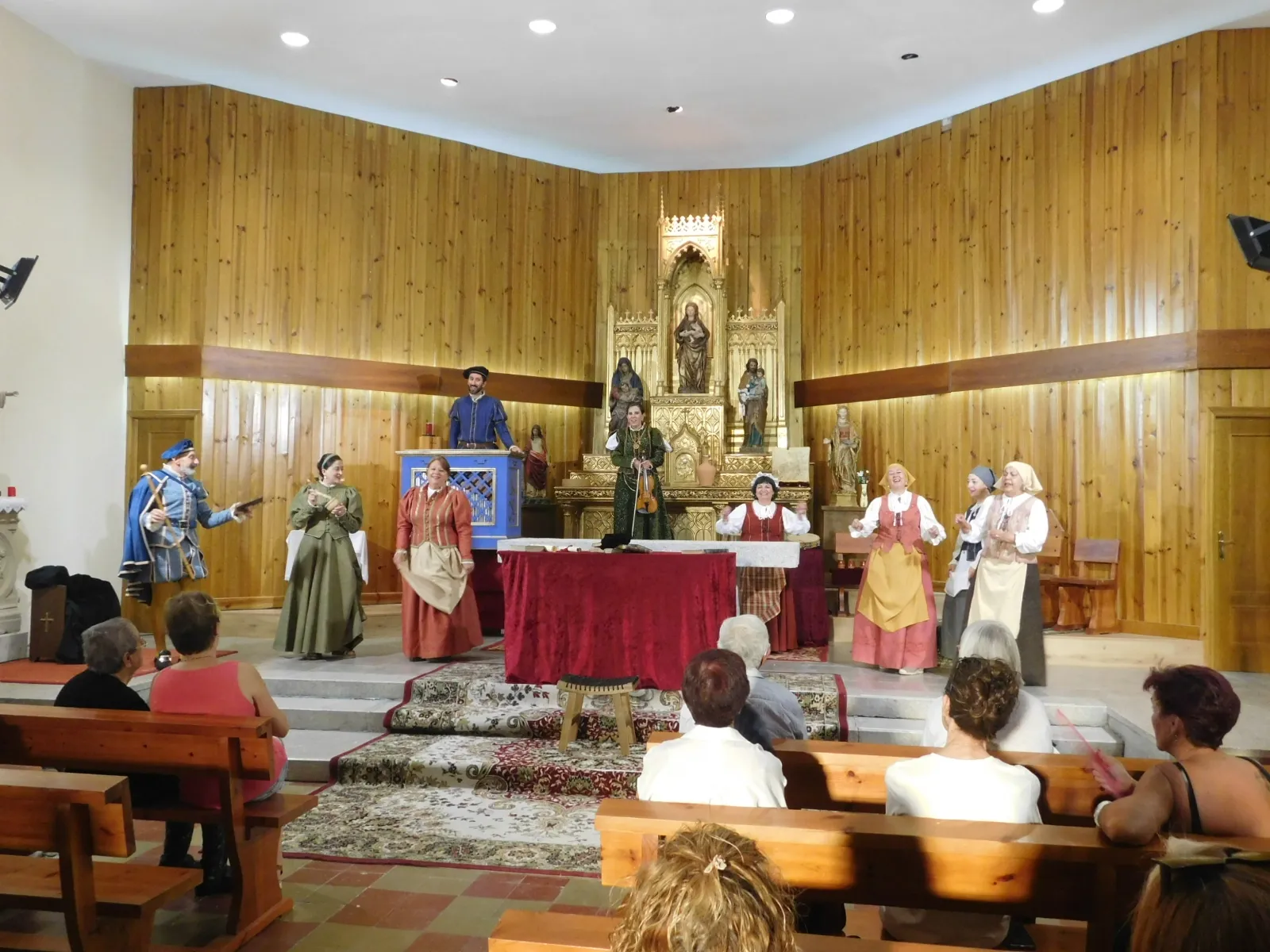 Poveda de las Cintas disfrutaba con la obra teatral 'Buscando a Nebrija'