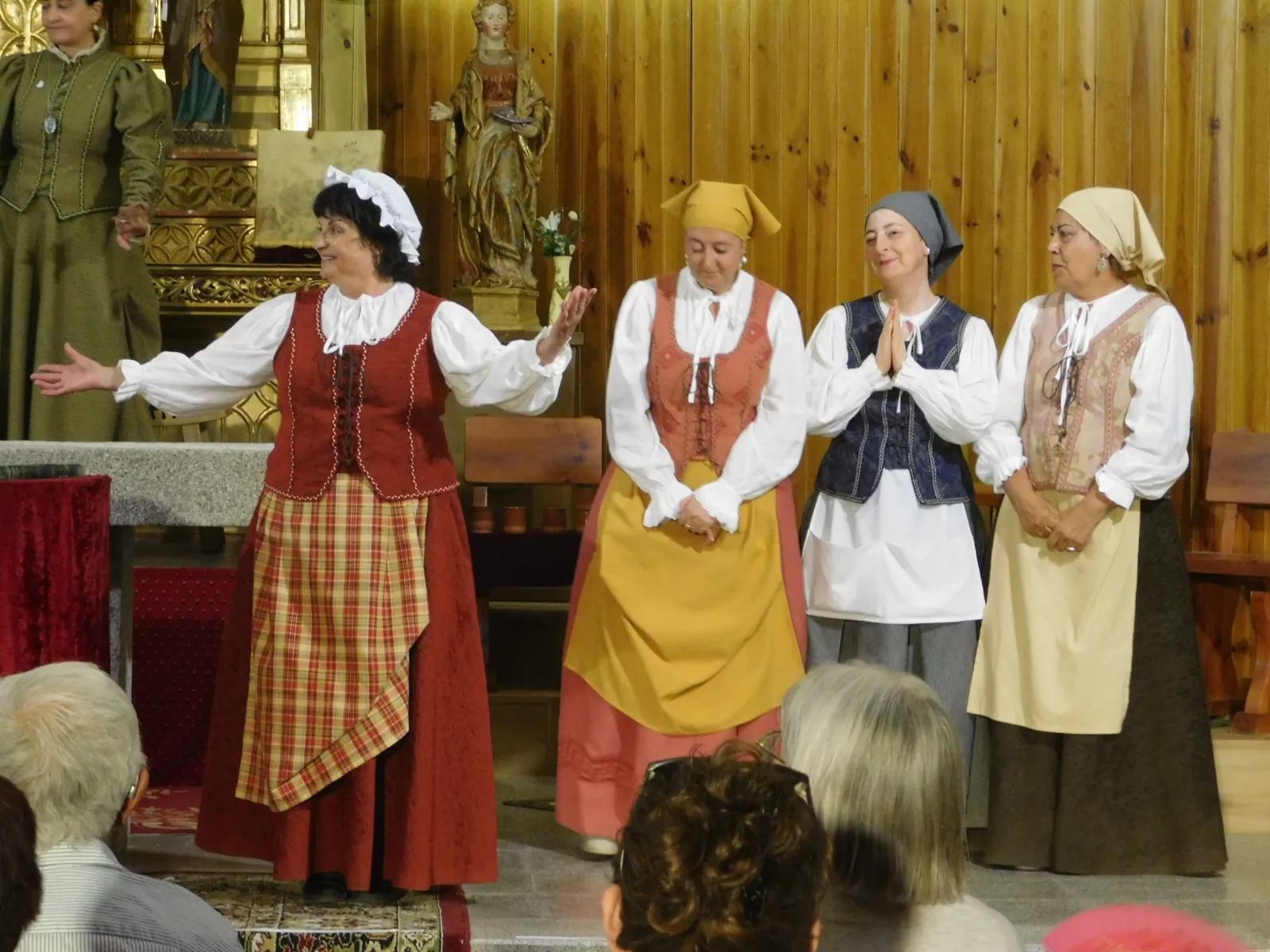 Poveda de las Cintas disfrutaba con la obra teatral 'Buscando a Nebrija'