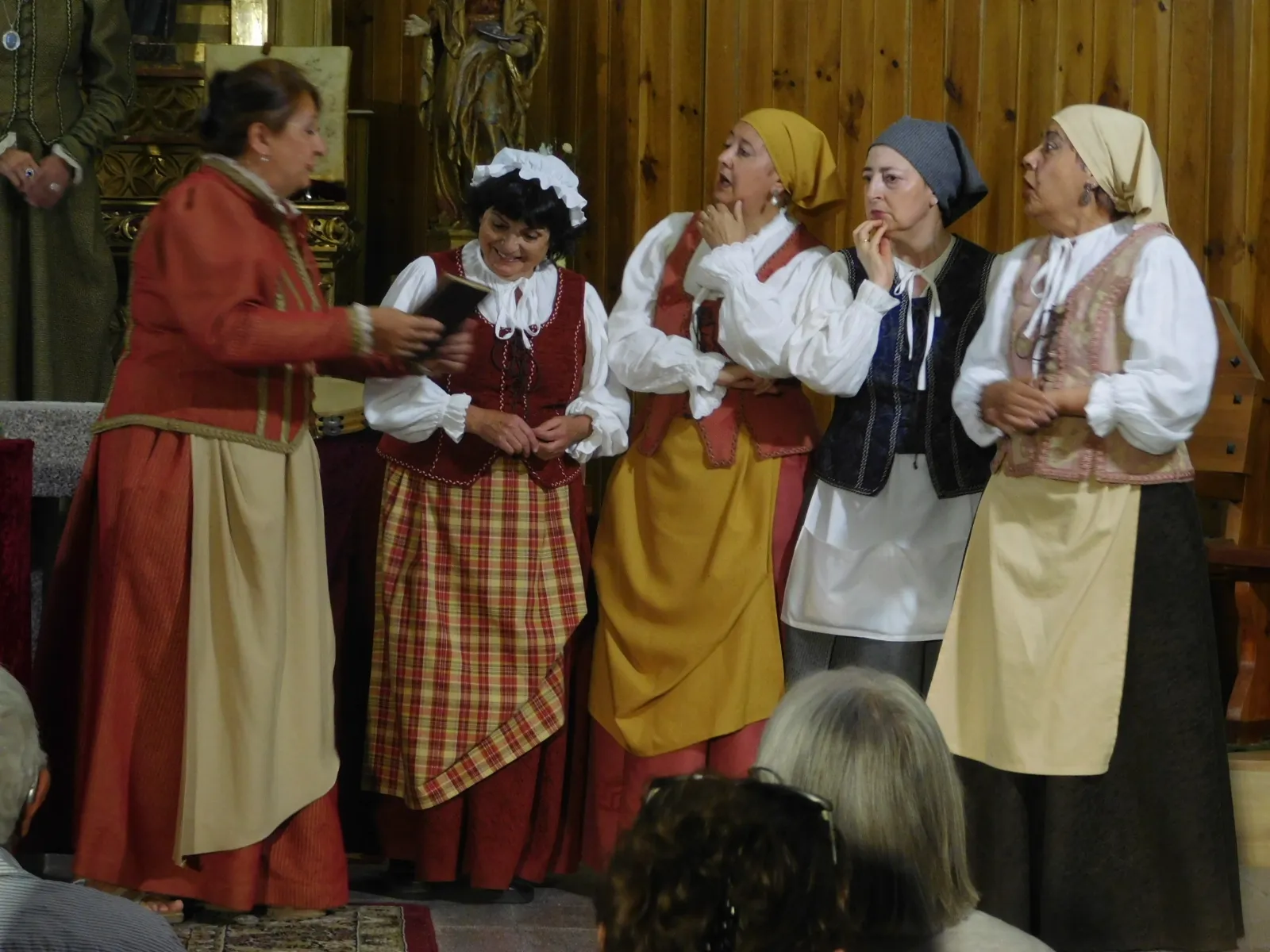 Poveda de las Cintas disfrutaba con la obra teatral 'Buscando a Nebrija'