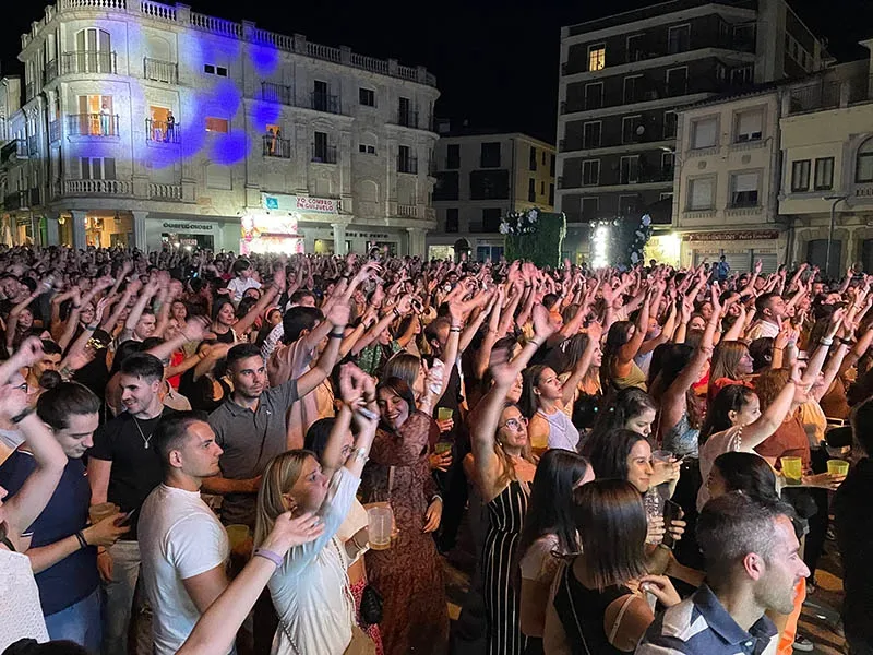 Foto 2 - Lleno en la Plaza Mayor de Guijuelo para bailar con Nil Moliner