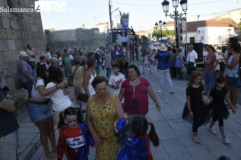 El desfile de disfraces vovió a llenar la plaza de Almendra de color y animación 