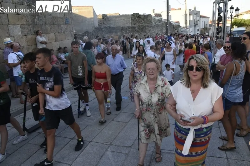 El desfile de disfraces vovió a llenar la plaza de Almendra de color y animación 
