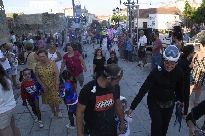 El desfile de disfraces vovió a llenar la plaza de Almendra de color y animación 