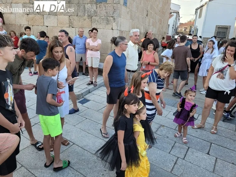 El desfile de disfraces vovió a llenar la plaza de Almendra de color y animación 