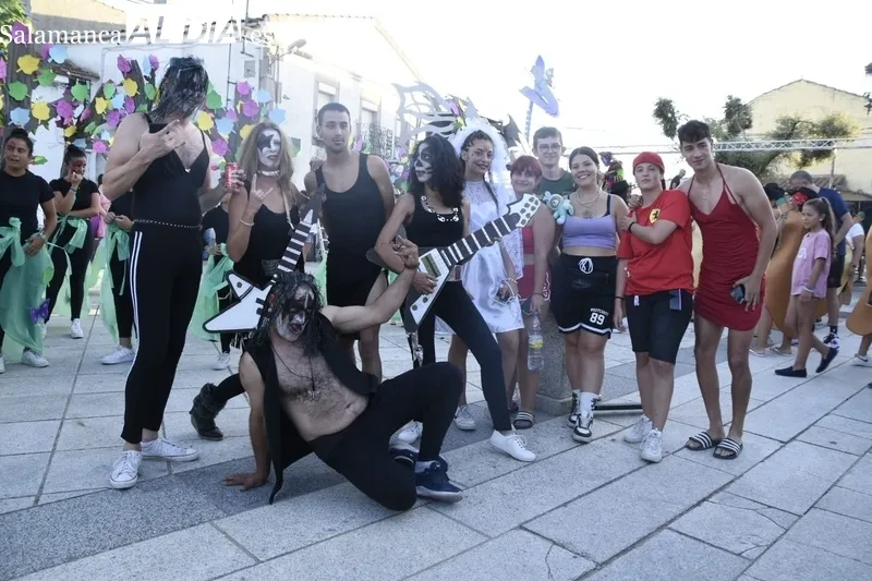 El desfile de disfraces vovió a llenar la plaza de Almendra de color y animación 