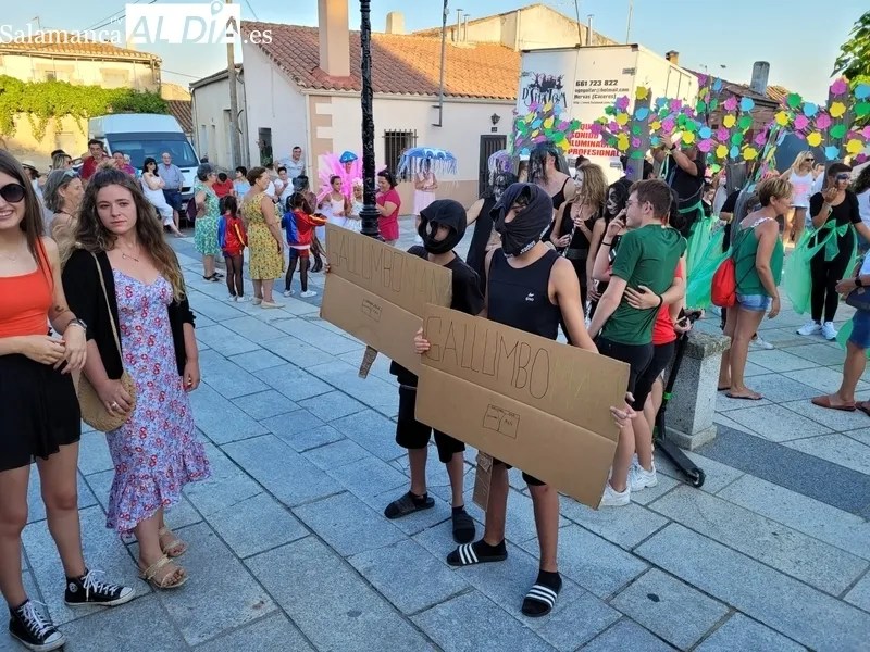 El desfile de disfraces vovió a llenar la plaza de Almendra de color y animación 