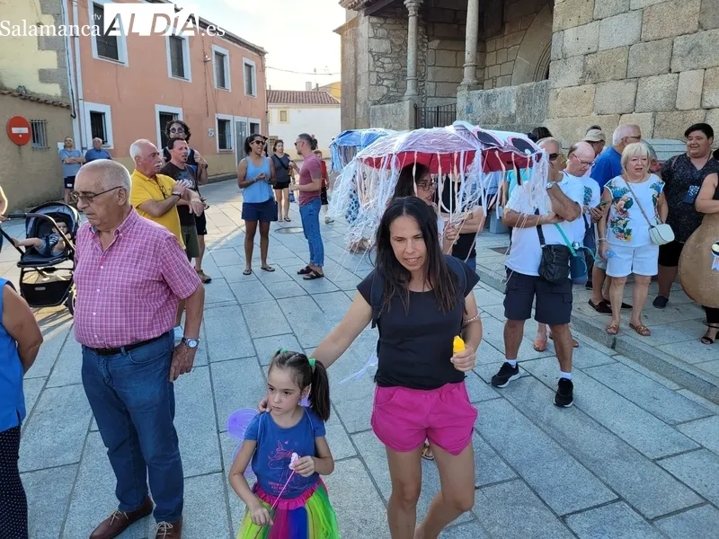 El desfile de disfraces vovió a llenar la plaza de Almendra de color y animación 